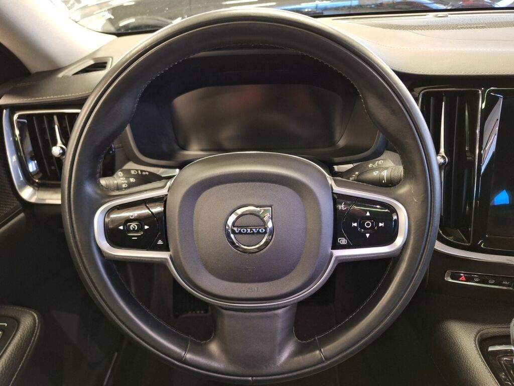 Volvo V60 2021 Musta