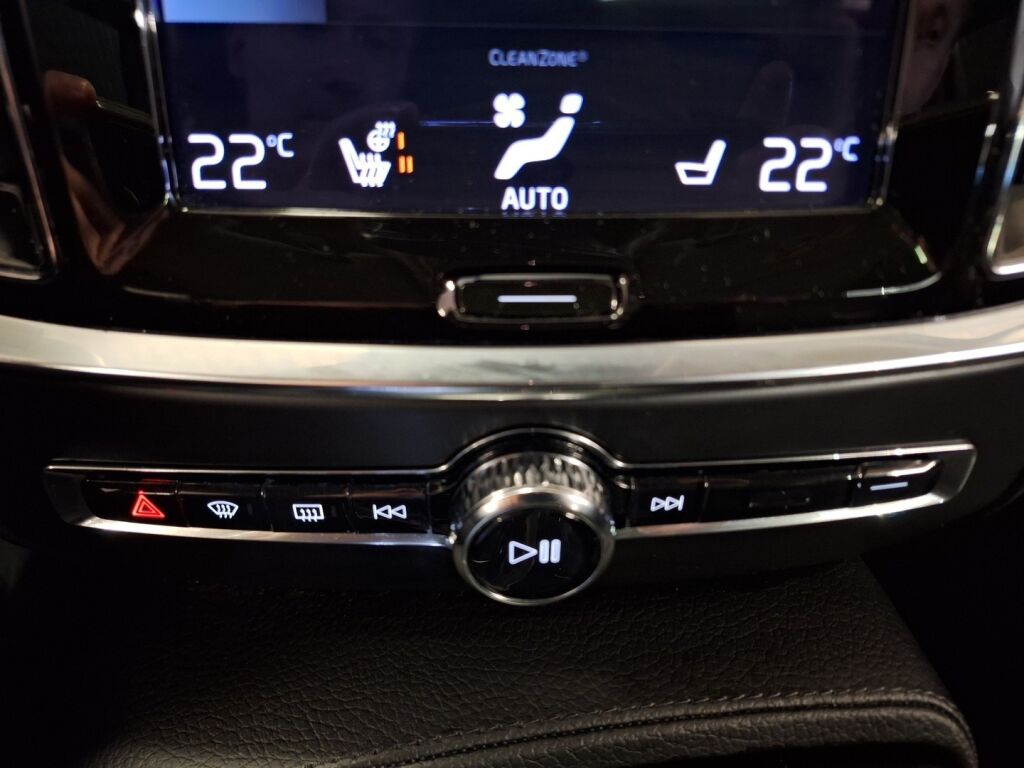 Volvo V60 2021 Musta