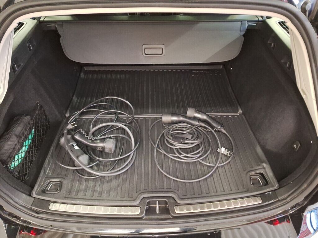 Volvo V60 2021 Musta