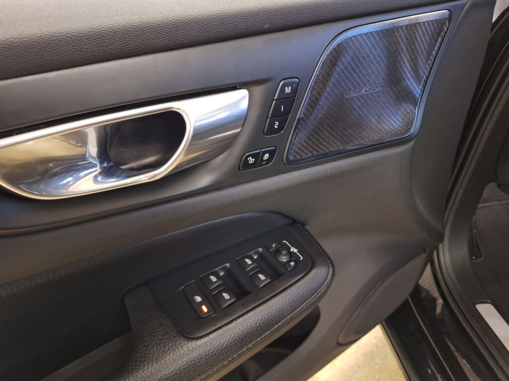 Volvo V60 2021 Musta