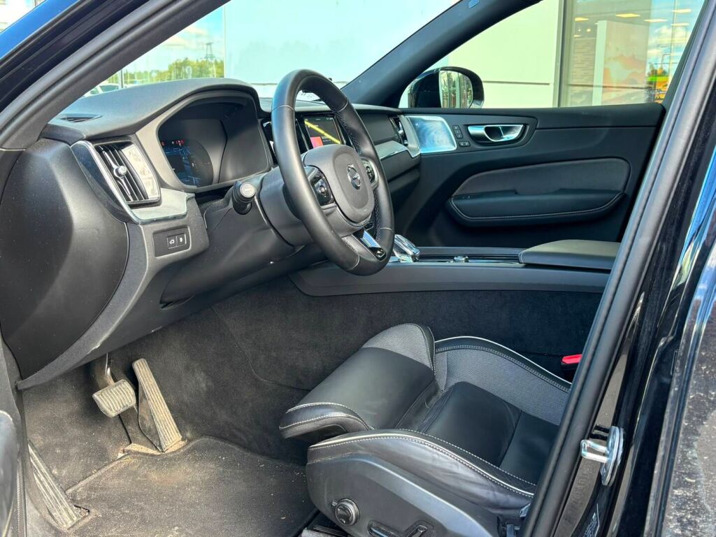 Volvo XC60 2025 Musta