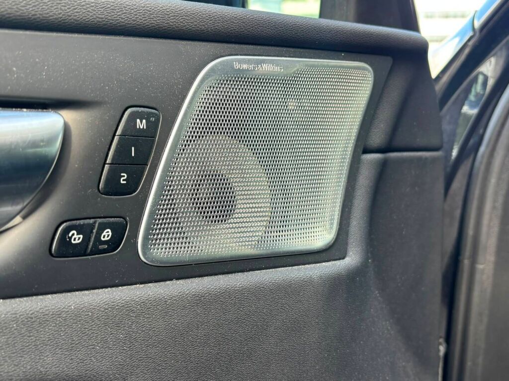 Volvo XC60 2025 Musta