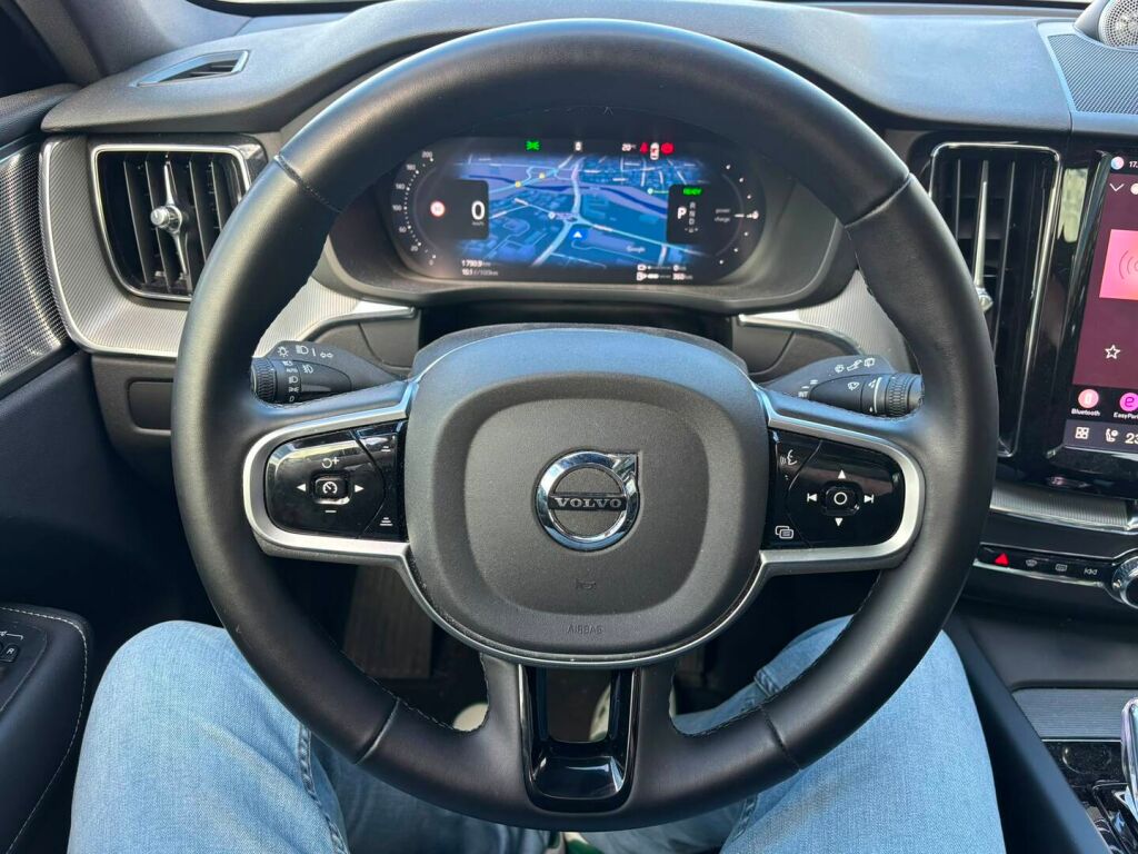 Volvo XC60 2025 Musta