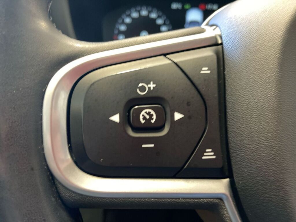 Volvo V60 2021 Musta