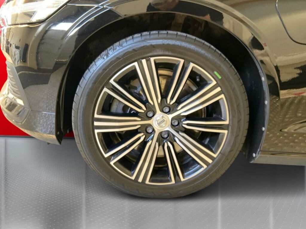 Volvo V60 2021 Musta