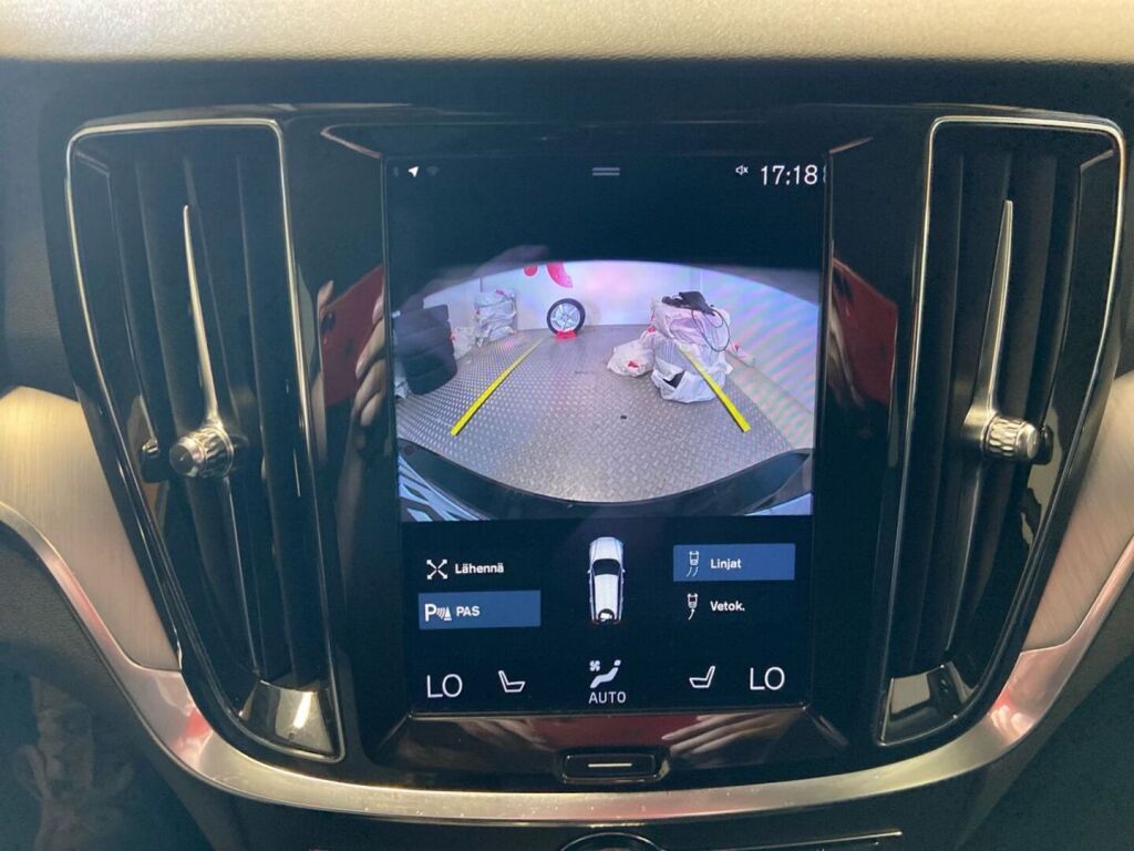 Volvo V60 2021 Musta