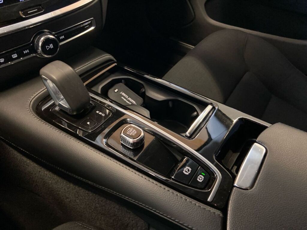Volvo V60 2021 Musta