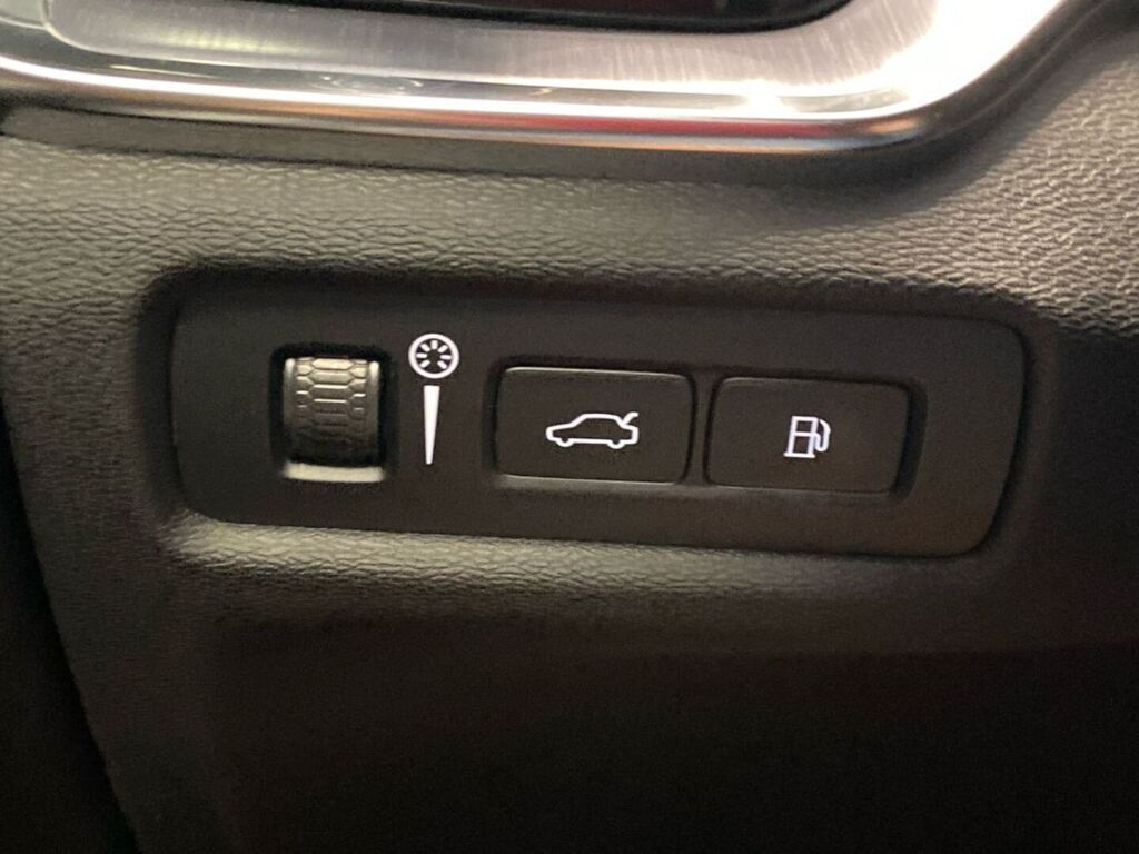 Volvo V60 2021 Musta