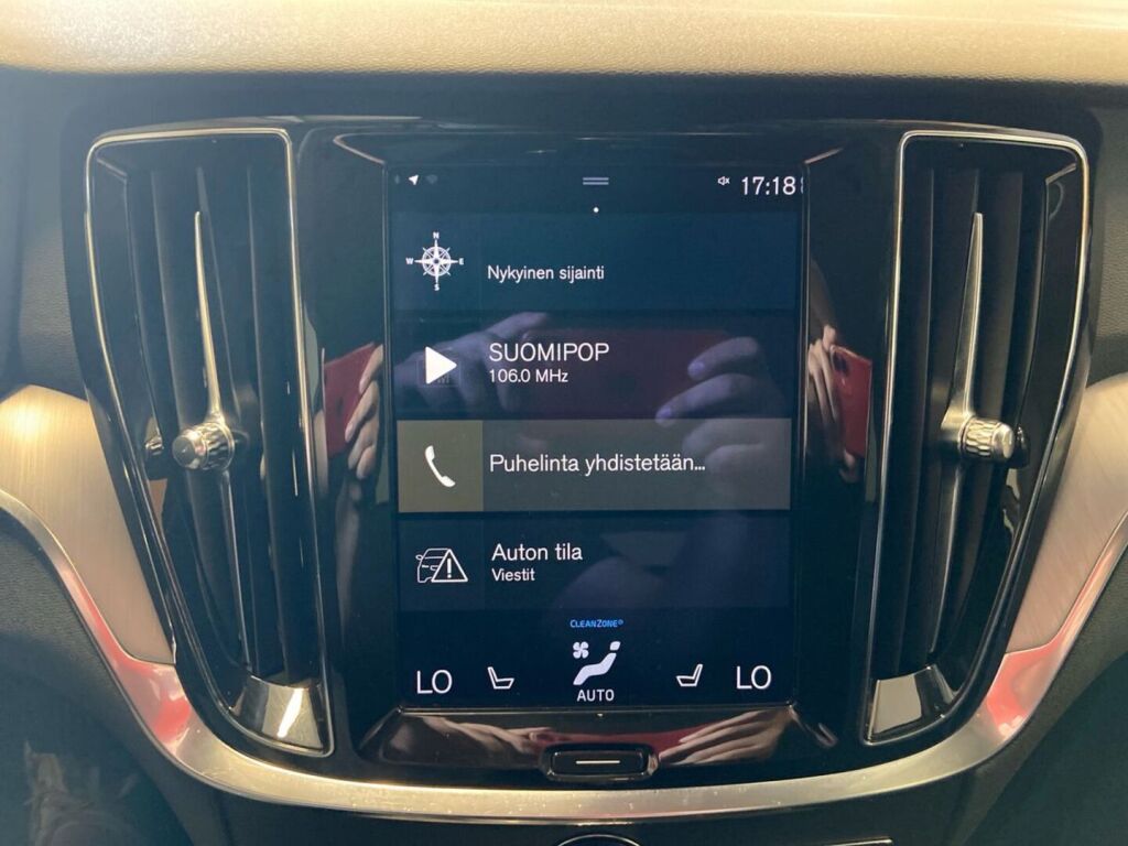 Volvo V60 2021 Musta