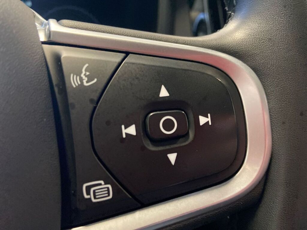 Volvo V60 2021 Musta