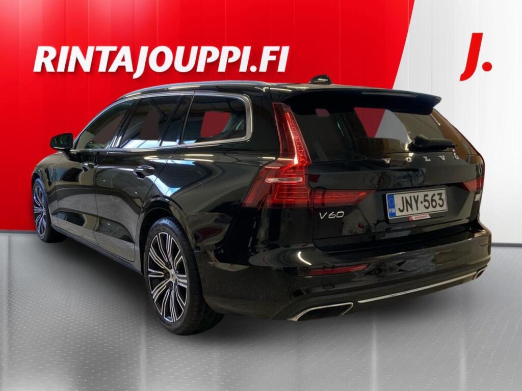 Volvo V60 2021 Musta