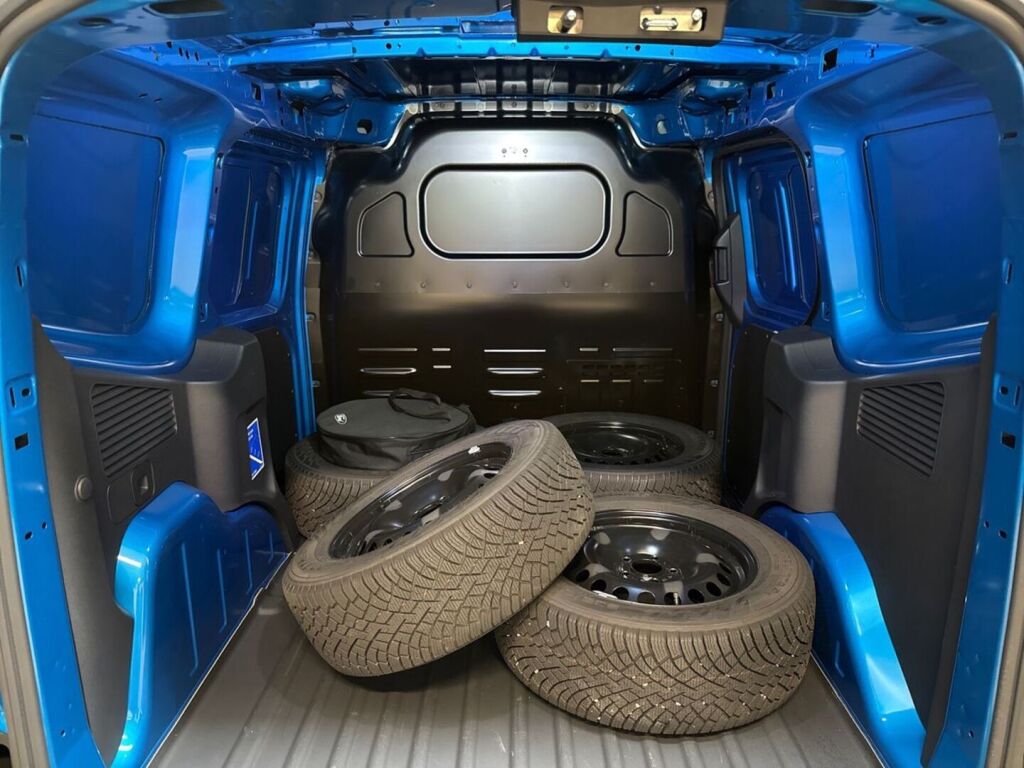 Ford Transit Courier 2025 Sininen
