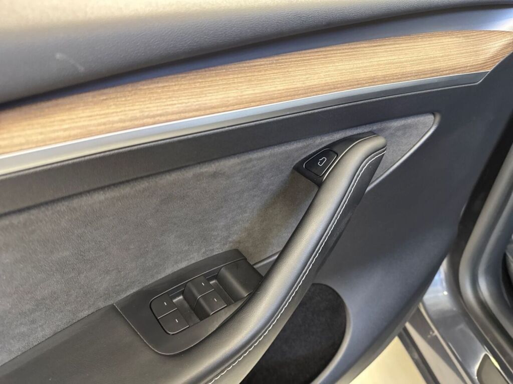 Tesla Model Y 2021 Harmaa