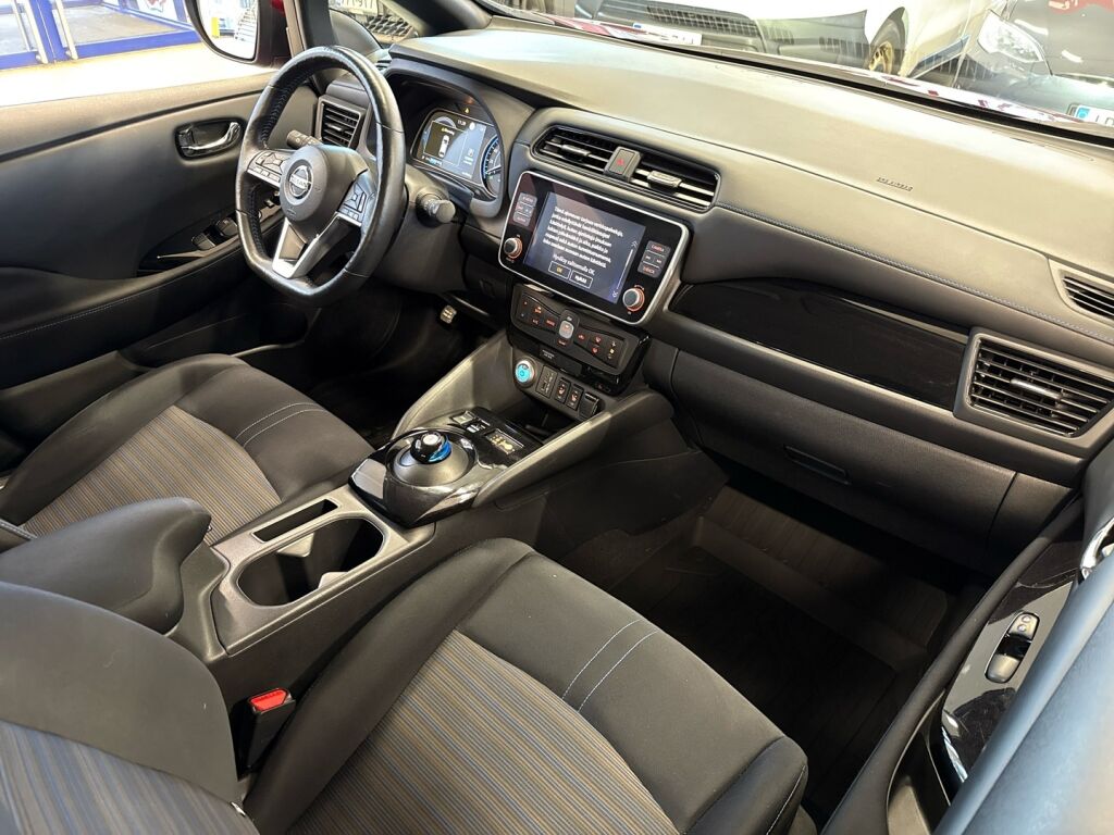 Nissan Leaf 2021 Punainen