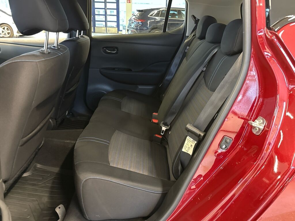 Nissan Leaf 2021 Punainen