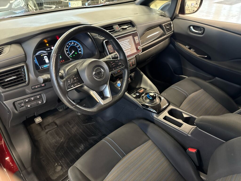 Nissan Leaf 2021 Punainen