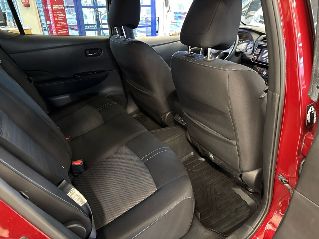 Nissan Leaf 2021 Punainen