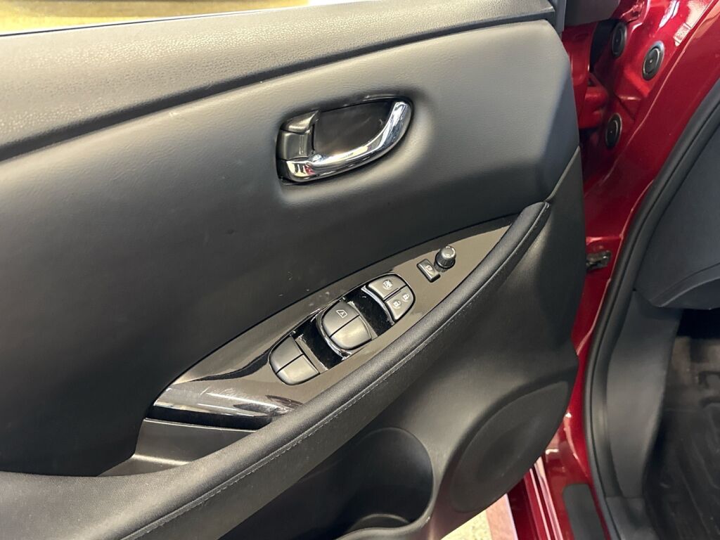 Nissan Leaf 2021 Punainen