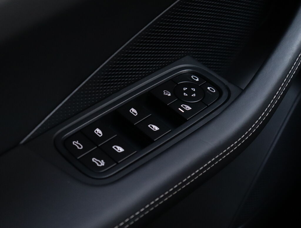 Porsche Macan 2024 Sininen