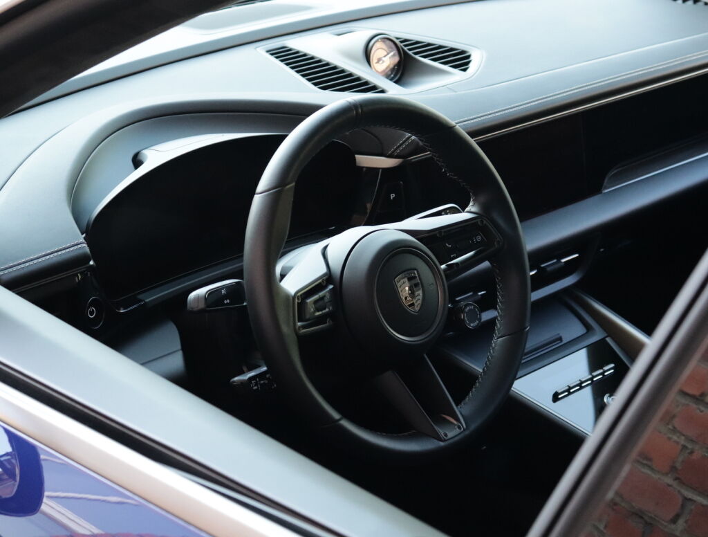 Porsche Macan 2024 Sininen