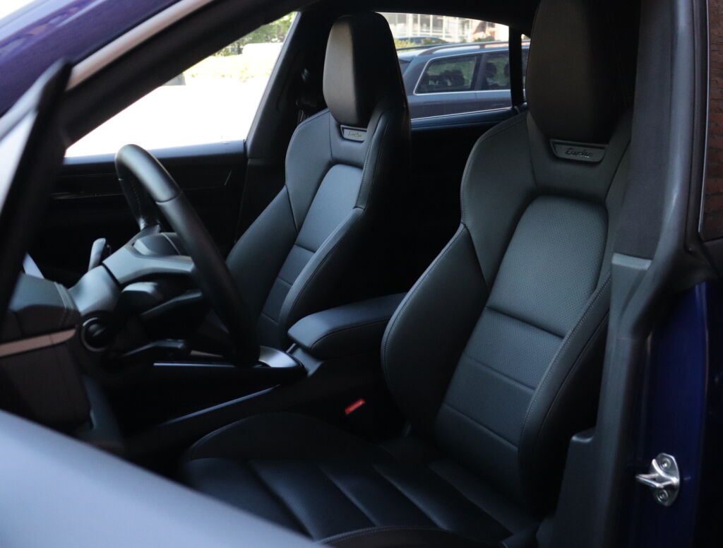 Porsche Macan 2024 Sininen