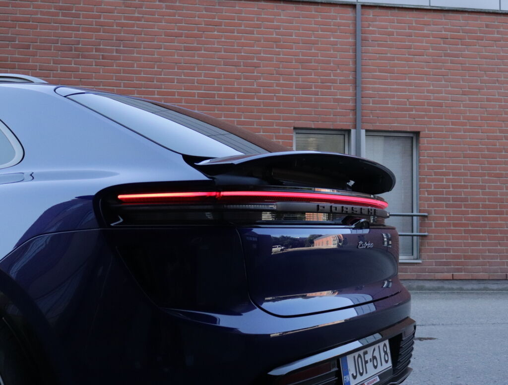 Porsche Macan 2024 Sininen