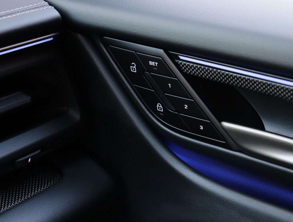 Porsche Macan 2024 Sininen