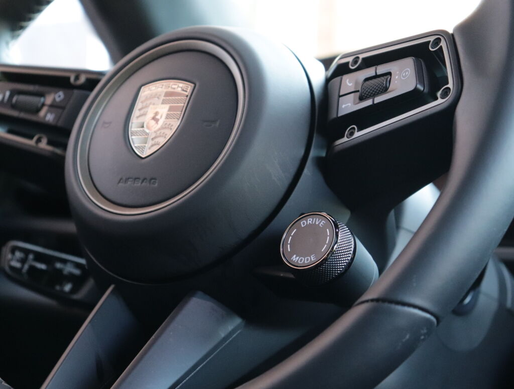 Porsche Macan 2024 Sininen