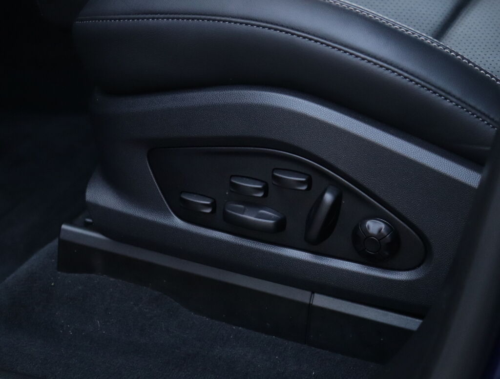 Porsche Macan 2024 Sininen