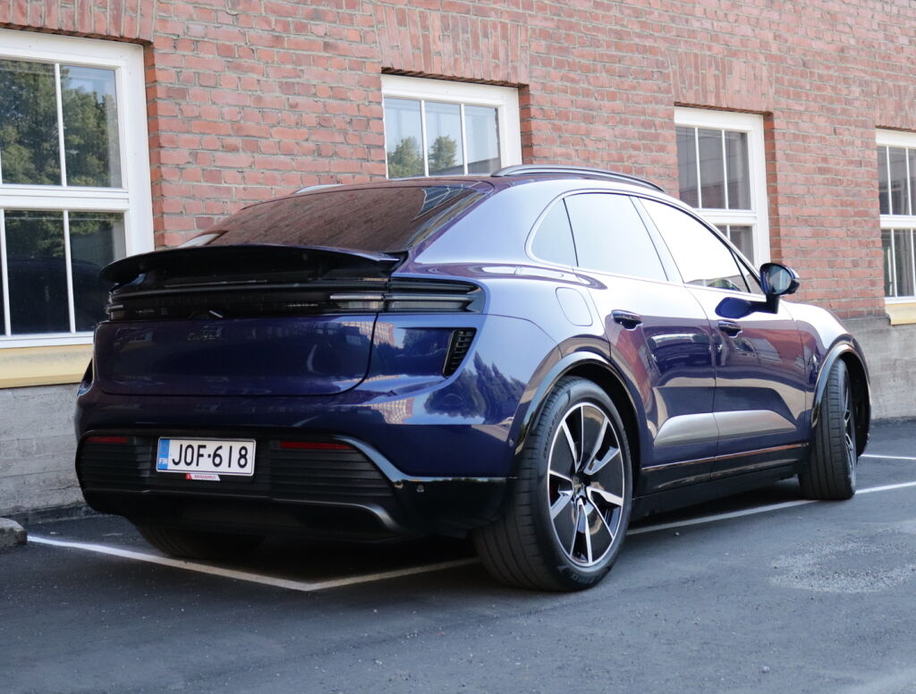 Porsche Macan 2024 Sininen