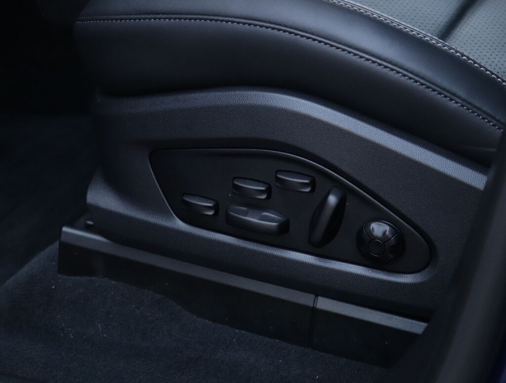 Porsche Macan 2024 Sininen