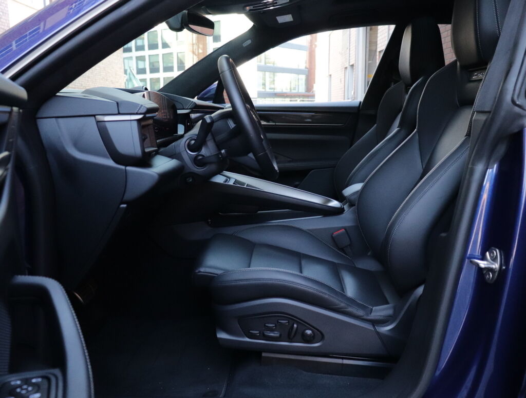 Porsche Macan 2024 Sininen