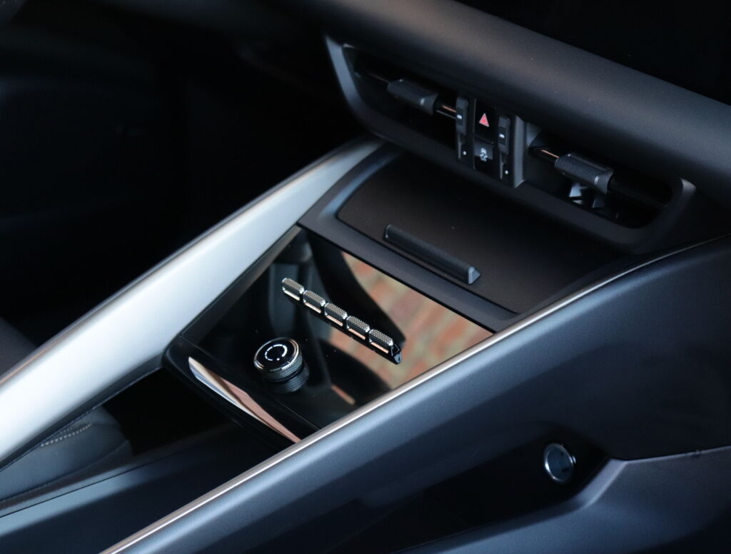 Porsche Macan 2024 Sininen