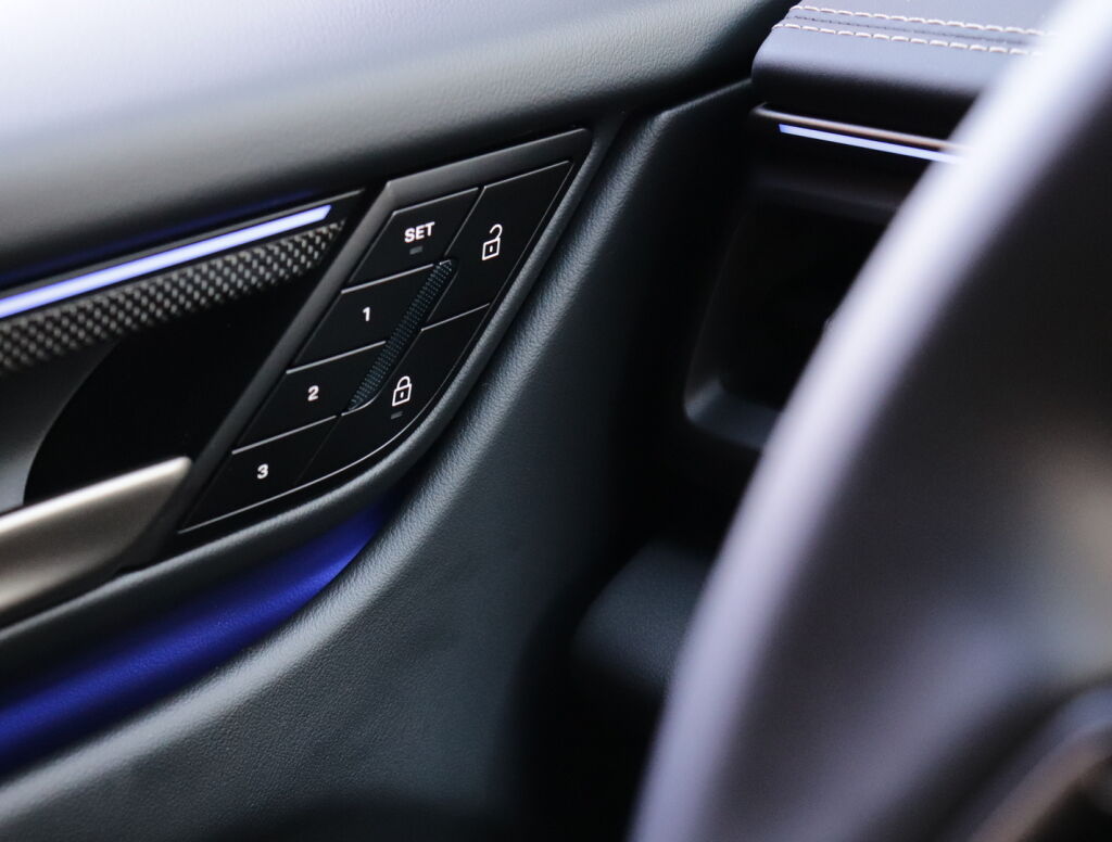 Porsche Macan 2024 Sininen