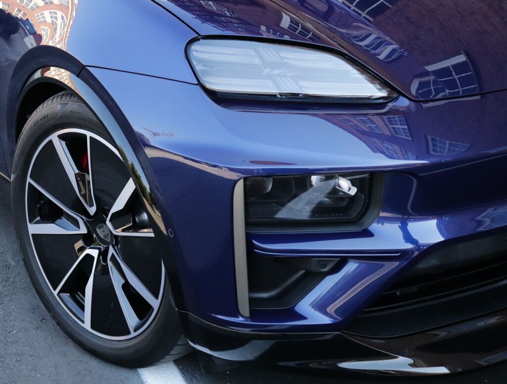 Porsche Macan 2024 Sininen