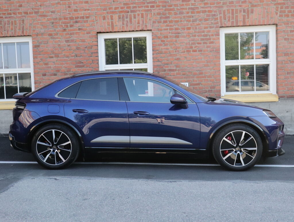 Porsche Macan 2024 Sininen