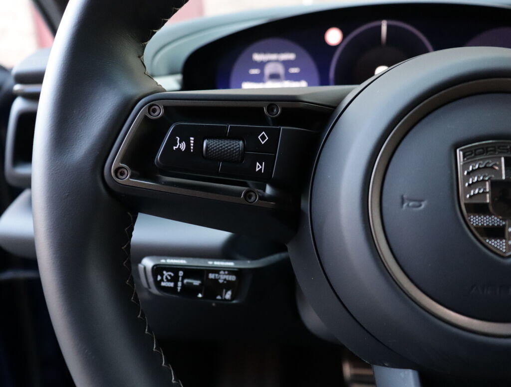 Porsche Macan 2024 Sininen