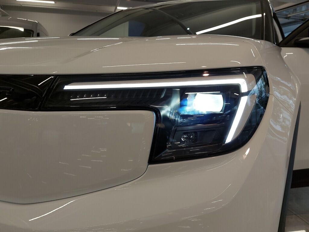 Ford Explorer 2025 Valkoinen