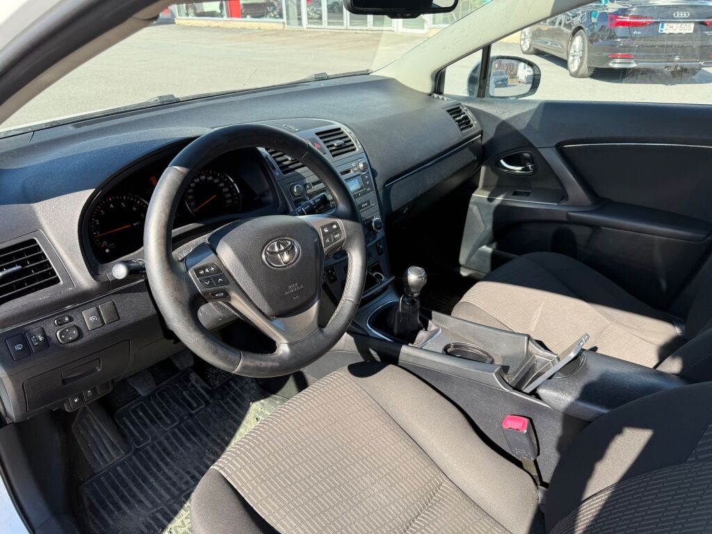 Toyota Avensis 2010 Valkoinen
