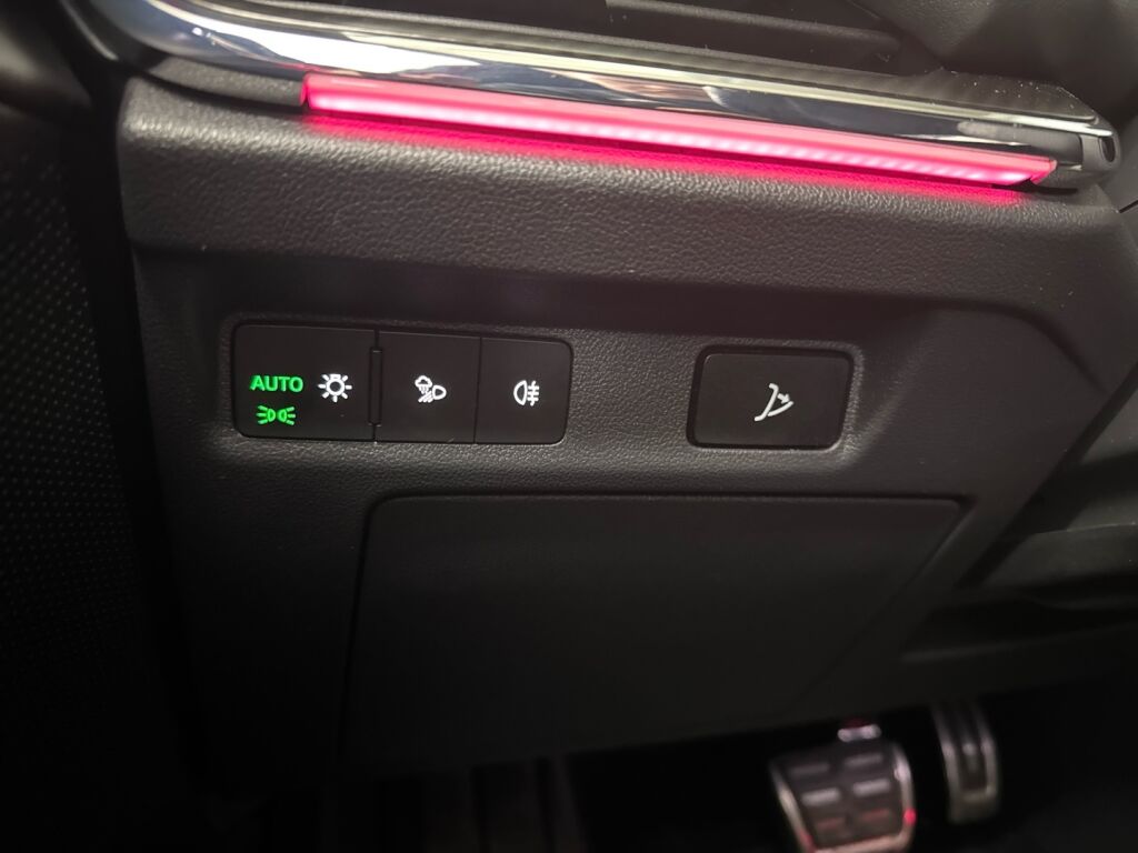 Skoda Enyaq 2022 Punainen