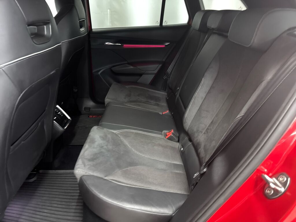 Skoda Enyaq 2022 Punainen