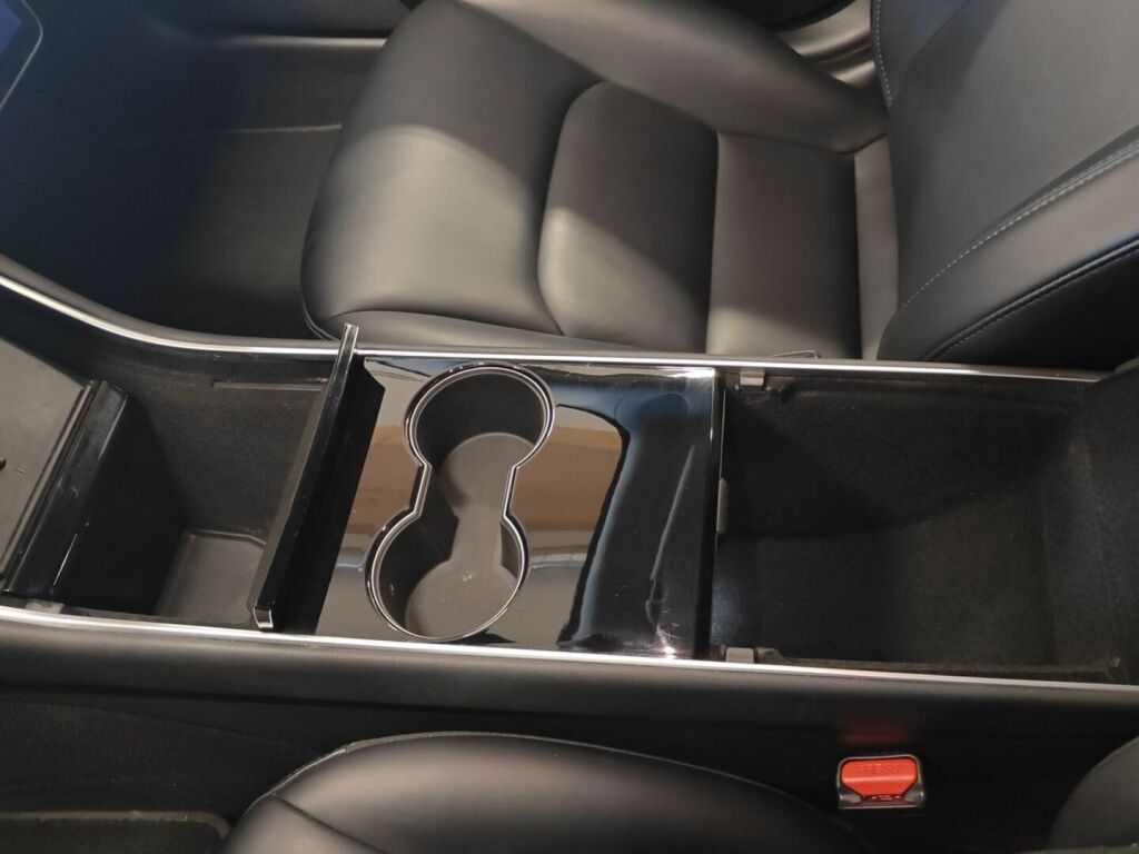 Tesla Model 3 2019 Punainen