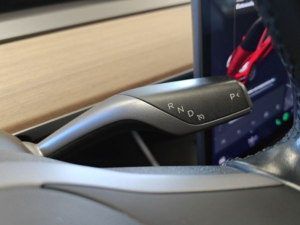 Tesla Model 3 2019 Punainen