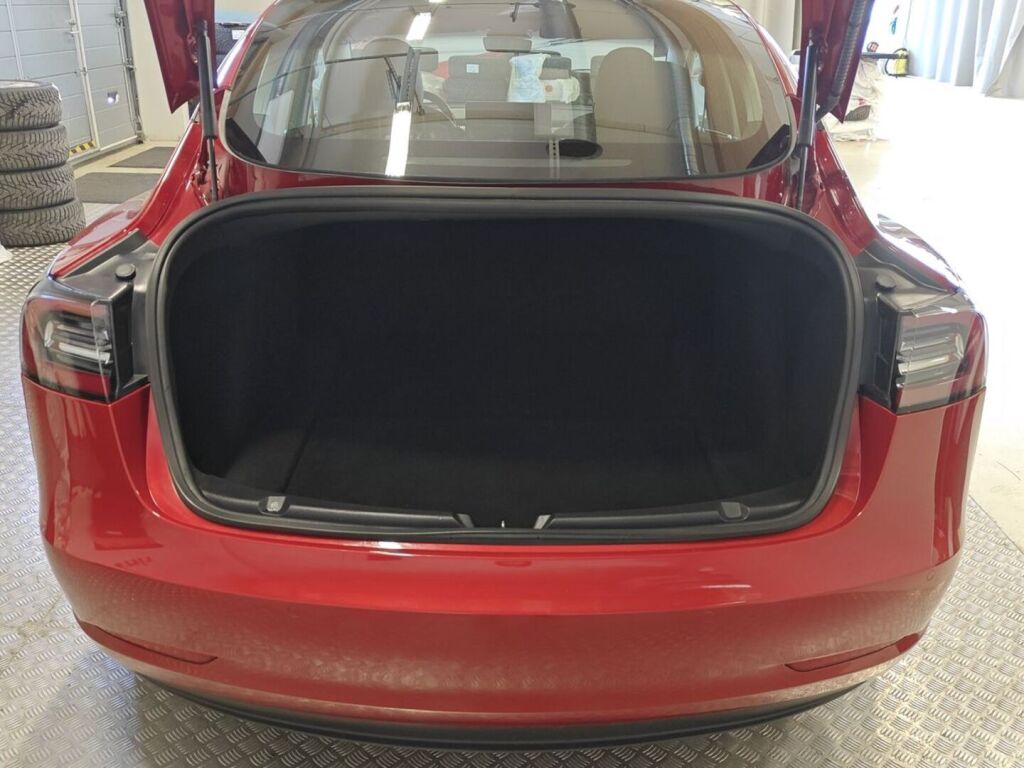 Tesla Model 3 2019 Punainen