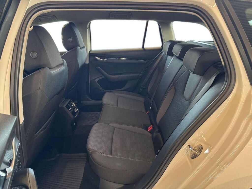 Skoda Octavia 2026 Valkoinen