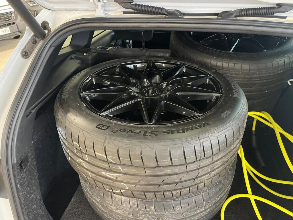 Skoda Enyaq 2021 Valkoinen