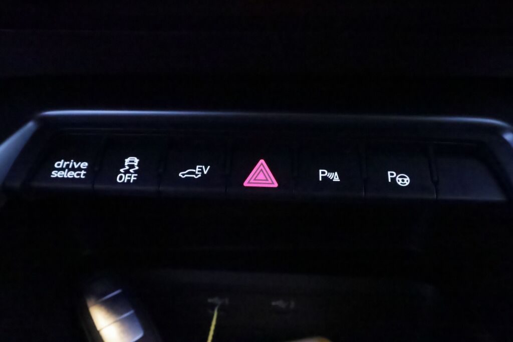 Audi A3 2021 met.musta