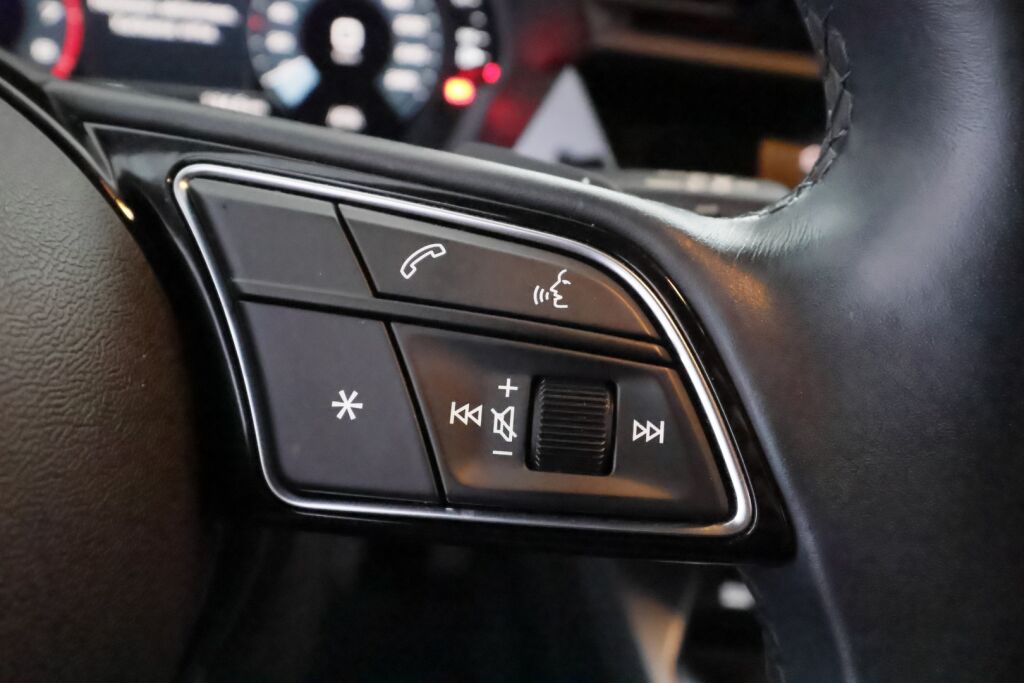 Audi A3 2021 met.musta