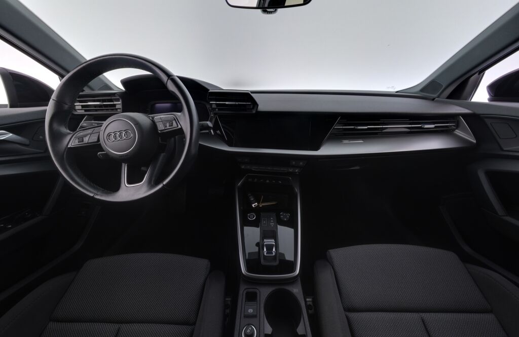 Audi A3 2021 met.musta