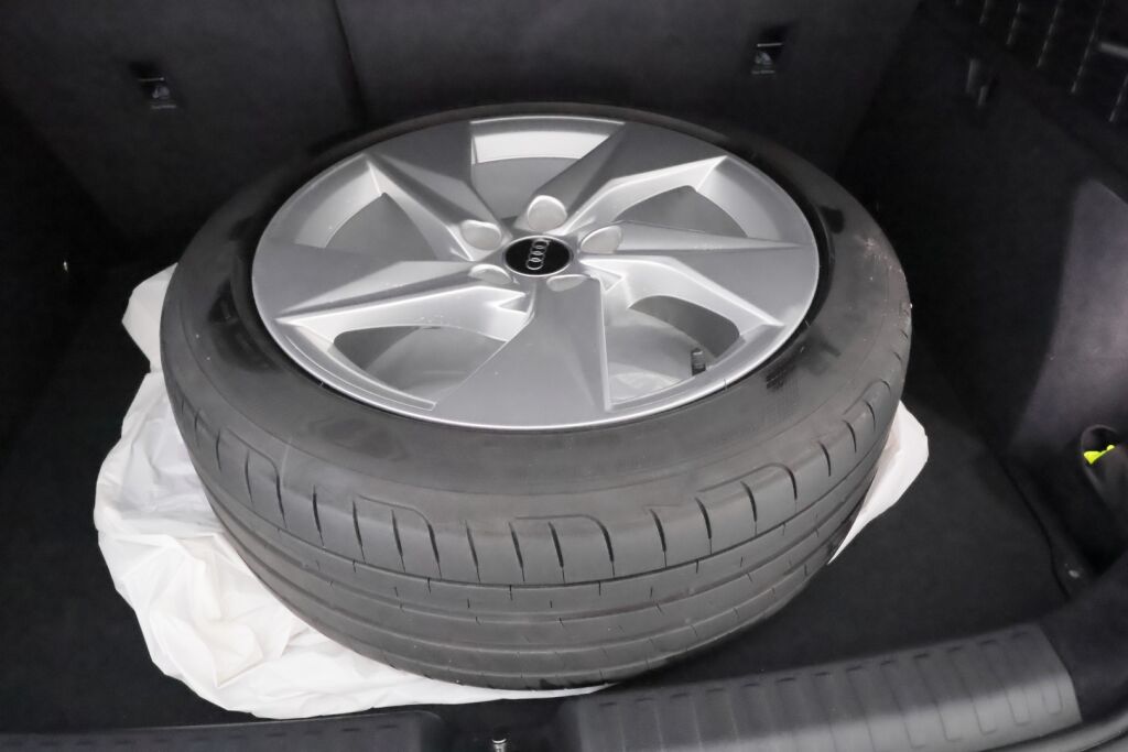 Audi A3 2021 met.musta